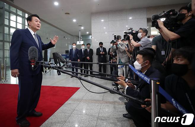 윤석열 대통령이 24일 오전 용산 대통령실 청사로 출근하며 취재진과 약식회견을 하고 있다. (대통령실사진기자단) 2022.6.24/뉴스1 © News1 오대일 기자