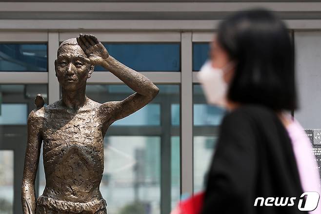 서울 용산역 광장의 강제징용 노동자상. © News1 이재명 기자