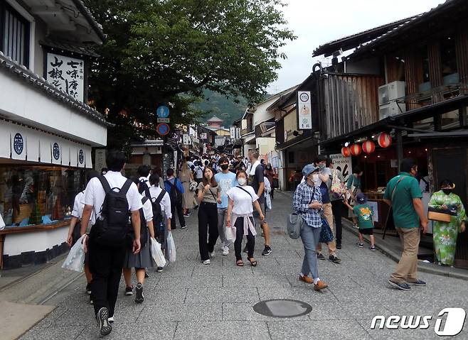 지난달 18일 관광객들이 일본 교토의 유명 관광지 기요미즈데라 사원 근처를 지나가고 있다. 22.06.18 © 로이터=뉴스1 © News1 김예슬 기자