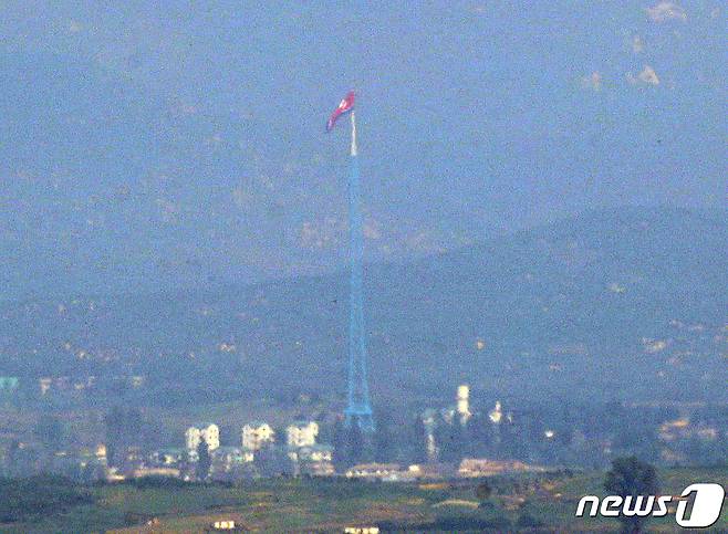 경기 파주시에서 바라본 북한 황해북도 기정동 마을. 2021.9.13/뉴스1 © News1 신웅수 기자