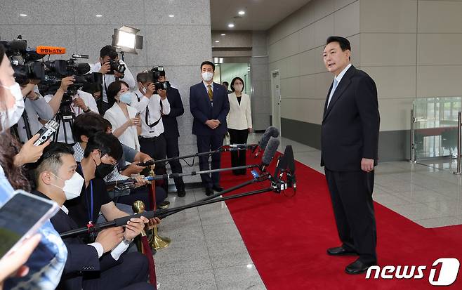 윤석열 대통령이 4일 오전 용산 대통령실 청사에서 열린 출근길 도어스테핑에서 취재진의 질문에 답하고 있다. (대통령실사진기자단) 2022.7.4/뉴스1 © News1 오대일 기자