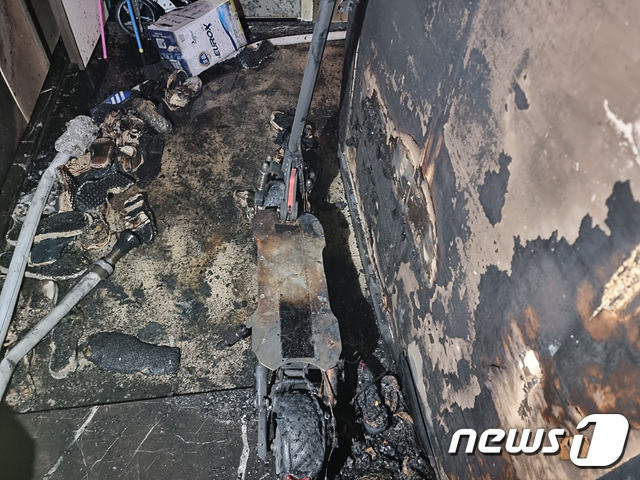 4일 오전 1시 36분께 충남 아산의 한 아파트 현관에서 충전 중이던 킥보드가 폭발해 아파트 내부 20㎡가 불에 탔다.(아산소방서 제공) © 뉴스1