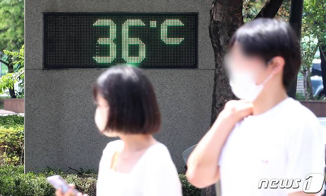 한 대형마트 앞 낮 기온을 가리키는 전광판을 지나가는 시민들(뉴스1 DB)