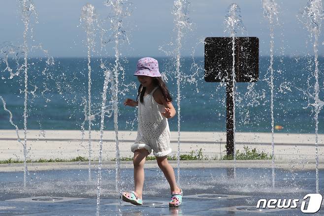 폭염주의보가 발효된 4일 부산 해운대구 해운대해수욕장 부근 분수대에서 한 어린이가 더위를 식히고 있다. 2022.7.4/뉴스1 © News1 김영훈 기자