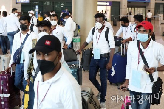 22일 인천국제공항 제1여객터미널 입국장에 외국인 및 시민들이 입국을 위해 대기하고 있다. /문호남 기자 munonam@