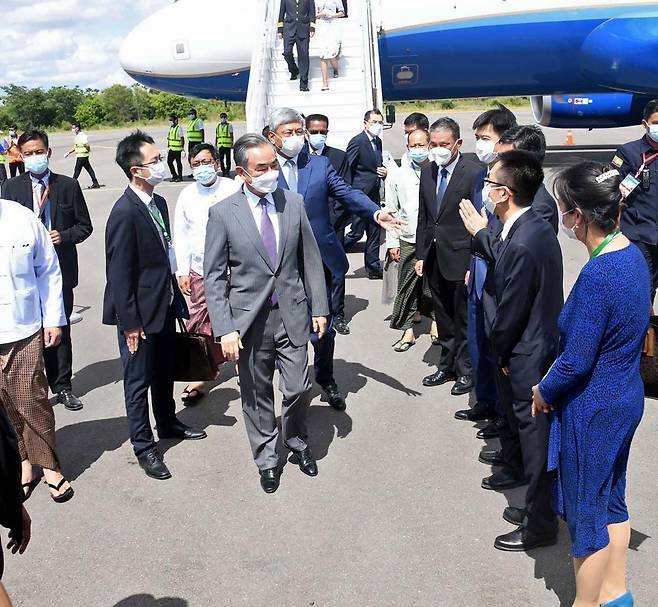 미얀마를 방문한 왕이(가운데 보라색 넥타이를 맨 사람) 중국 외교부장이 3일(현지 시각) 미얀마 외교장관과 회담에서 "미얀마 가 국제 무대에서 정당한 권익을 수호하려는 것을 지지한다"고 말했다. 사진은 왕 부장이 2일 바간의 낭우 국제공항에 도착하는 모습. 왕 부장 뒤에서 사람들을 소개하는 사람은 천하이 미얀마 주재 중국대사다./미얀마 정보부