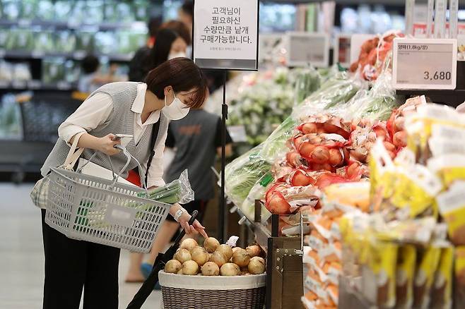 29일 오후 서울 시내 한 대형마트에서 고객들이 장을 보고 있다. /뉴시스