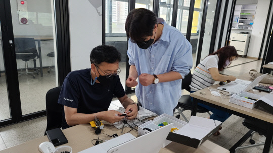 예산교육청(교육장 문추인)이 실과 수업의 인공지능(AI)교육에 대한 방향성 등 미래교육에 관내 초등학교 5, 6학년 담임교사를 대상으로 실과 수업의 인공지능(AI)교육에 대한 방향성 등을 교육하는 등 교육의 또 다른 준비에 나섰다.사진=에산교육청 제공