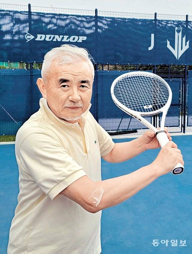 간헐적 단식과 규칙적인 테니스로 건강을 지키는 주원홍 대한장애인테니스협회장이 백핸드 발리 동작을 선보이고 있다. 김종석 기자 kjs0123@donga.com