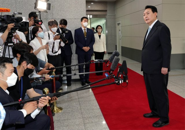 윤석열 대통령이 4일 오전 용산 대통령실 청사에서 열린 출근길 도어스테핑에서 취재진의 질문에 답하고 있다. 2022.7.4 대통령실사진기자단