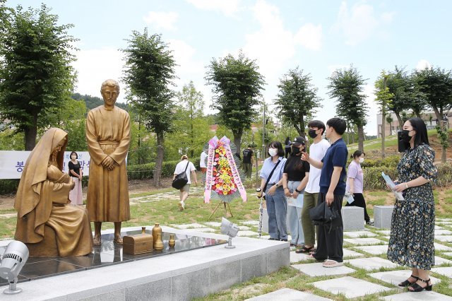 4일 오전 대전 서구 도안동 목원대 교정에서 선교조각공원 ‘축복의 동산’ 제막식이 열렸다. 참석자들이 ‘탄생’을 주제로 한 예수 조각상을 둘러보고 있다.