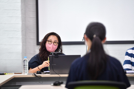 전은지 KAIST 항공우주공학과 교수가 '우주 조약돌' 면접을 진행하고 있다. <한화그룹 제공>