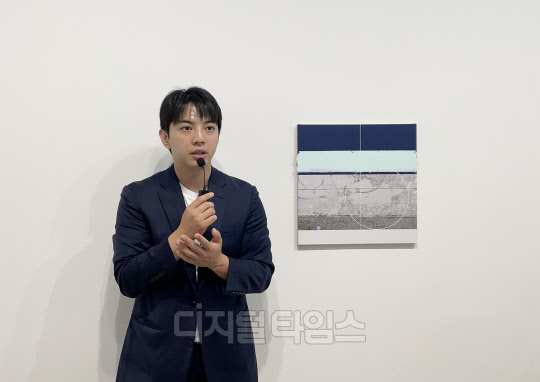 이희준 작가가 지난 1일 부산시 수영구 국제갤러리 부산점에서 진행한 'Heejoon Lee' 기자간담회에서 작품 설명을 하고 있다.