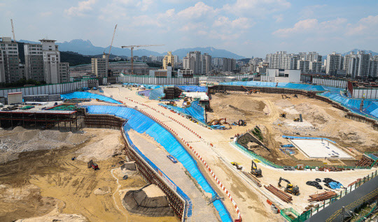 4일 오후 서울 동대문구 이문동과 휘경동 일대 재개발 지구에서 터파기 공사 등 사업이 진행되고 있다. 이곳은 분양가 상한가 개선안이 입법예고 된 뒤 분양가 산정에 들어가 올 하반기 분양에 들어갈 것으로 보이는 지역이다. <연합뉴스>