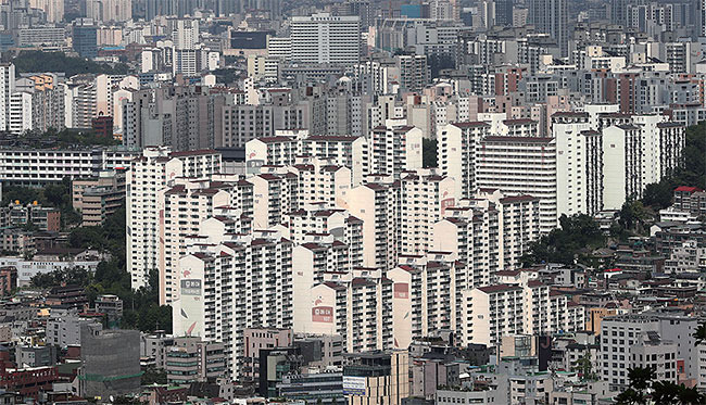 서울 남산에서 바라본 아파트 단지. 6월 16일 정부가 발표한 ‘새 정부 경제 정책 방향’ 중 부동산 시장 정상화 방안은 규제 혁신과 주택 공급 확대를 골자로 한다. 사진 뉴스1