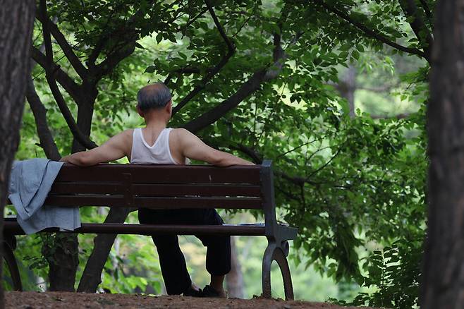 폭염이 이어진 4일 오후 서울 서초구 몽마르뜨공원에서 한 시민이 나무 밑 벤치에 앉아 쉬고 있다. 연합뉴스