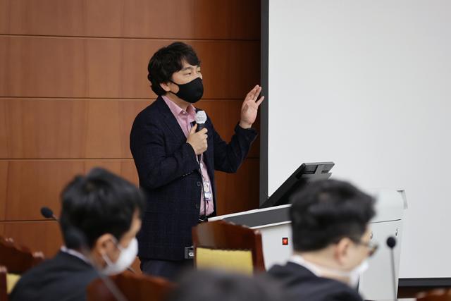 김대관 한국항공우주연구원(항우연) 달탐사사업단장이 6월 3일 대전 유성구 항우연에서 진행된 현장 설명회에서 달 궤도선 다누리(KPLO) 발사를 위한 진행 상황을 설명하고 있다.