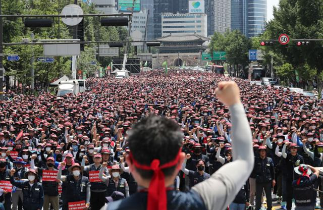 2일 오후 서울시청과 숭례문 일대에서 열린 전국노동자대회에 참가한 민주노총 조합원들이 임금과 노동시간 후퇴 저지, 비정규직 철폐, 물가 안정 대책 마련 등을 촉구하고 있다. 뉴스1