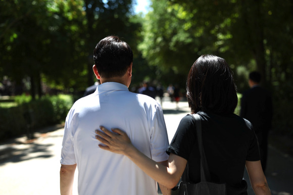 대통령실이 3일 윤석열 대통령과 부인 김건희 여사의 나토(NATO·북대서양조약기구) 정상회의 순방 사진을 추가 공개했다. 사진은 윤석열 대통령과 김건희 여사가 스페인 마드리드 현지 숙소 인근에서 산책하는 모습. 2022.07.03. [사진=대통령실]