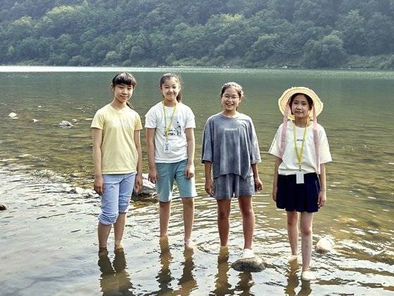 박서현(서울 일원초 6)·민유빈(서울 율현초 5)·노주하(인천 신정초 6)·김예나(서울 갈현초 5·왼쪽부터) 학생기자가 충북 단양군 다누리아쿠아리움과 남한강을 찾아 민물고기의 생태계를 알아봤다.