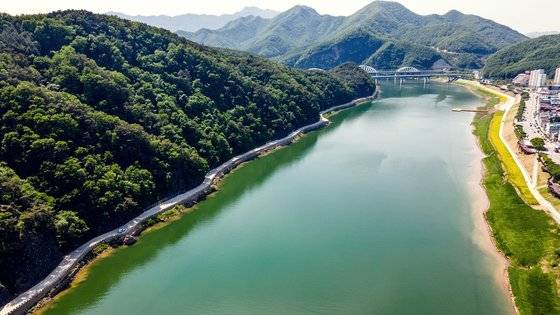 길이 375km의 남한강은 강·호수·여울 등 여러 담수 환경이 공존하기 때문에 다양한 종류의 민물고기가 서식한다. 단양군