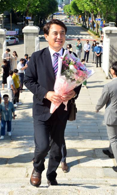 ▲ 충렬탑 참배를 마친 김진태 도지사가 지난 1일 도청으로 첫 출근을 하고 있다.  서영