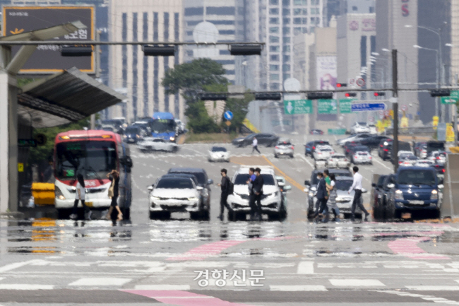 서울의 한낮 최고기온이 33도까지 오르는 등 전국적으로 폭염이 기승을 부린 지난달 21일 서울 여의도의 아스팔트 위로 아지랑이가 피어오르고 있다. 문재원 기자