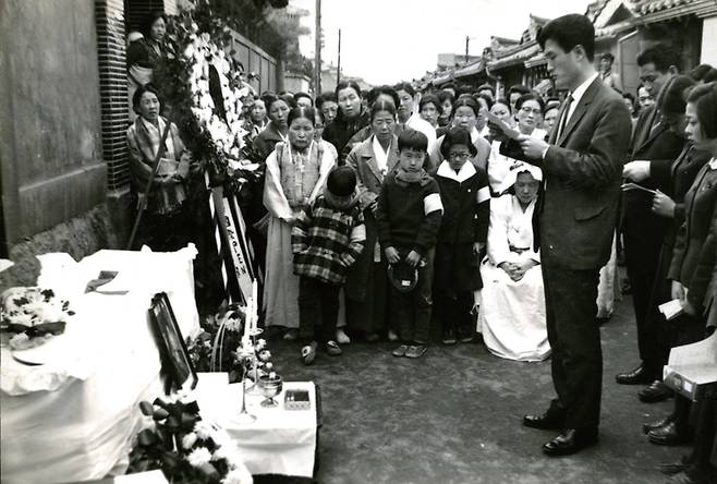 1969년 시인 신동엽의 장례식 때 집 앞에서 노제를 지내는 모습. 서울역사박물관 제공