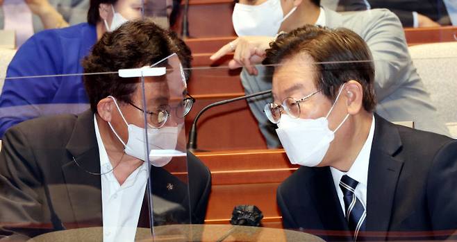 대화 나누는 이재명·유기홍 이재명 더불어민주당 의원(오른쪽)이 4일 국회 예결위회의장 의원총회에 참석해 유기홍 의원과 대화를 나누고 있다. 국회사진기자단