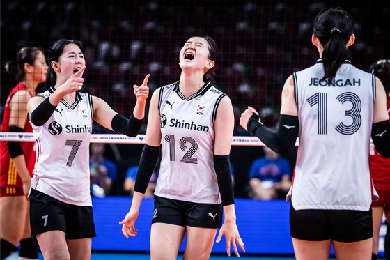 From left: Kang So-hwi, Lee Da-hyeon and Park Jeong-ah react during a Volleyball Nations League match against China on Sunday in Sofia, Bulgaria. [FIVB]