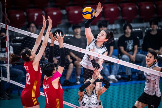 Lee Da-hyeon, center, attacks during a Volleyball Nations League match against China on Sunday in Sofia, Bulgaria. [FIVB]