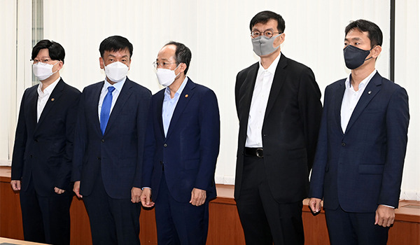 (From left) Kim So-young, vice chair of the Financial Services Commission; Choi Sang-mok, senior presidential secretary for economic affairs; Finance Minister Choo Kyung-ho: Bank of Korea Gov. Rhee Chang-yong; and Lee Bok-hyun, chief of the Financial Supervisory Service. [Photo provided by Bank of Korea]