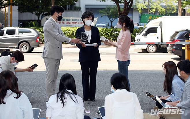 [서울=뉴시스] 박순애 사회부총리 겸 교육부 장관이 후보자로 지명된 이튿날인 지난 5월27일 오전 인사청문회 준비 사무실이 마련된 서울 영등포구 한국교육시설안전원으로 출근하며 취재진 질문에 답하고 있다. (사진=뉴시스DB). 2022.07.04. photo@newsis.com