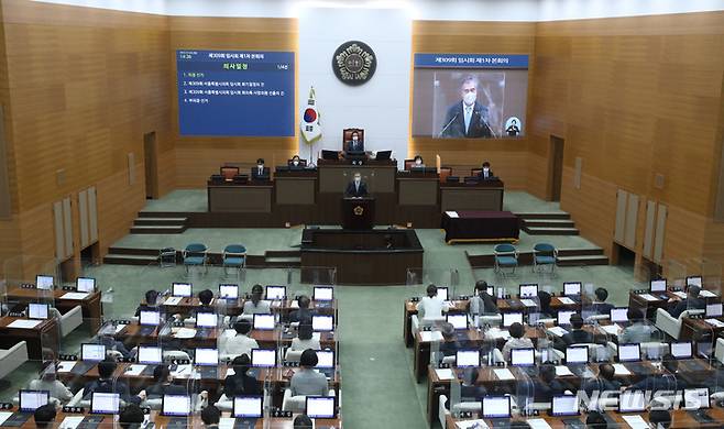 [서울=뉴시스] 조수정 기자 = 김현기 국민의힘 서울시의원이 4일 오후 서울시 중구 서울시의회에서 열린 제309회 임시회 제1차 본회의에서 제11대 서울시의회 전반기 의장에 선출, 인사말 하고 있다.  2022.07.04. chocrystal@newsis.com