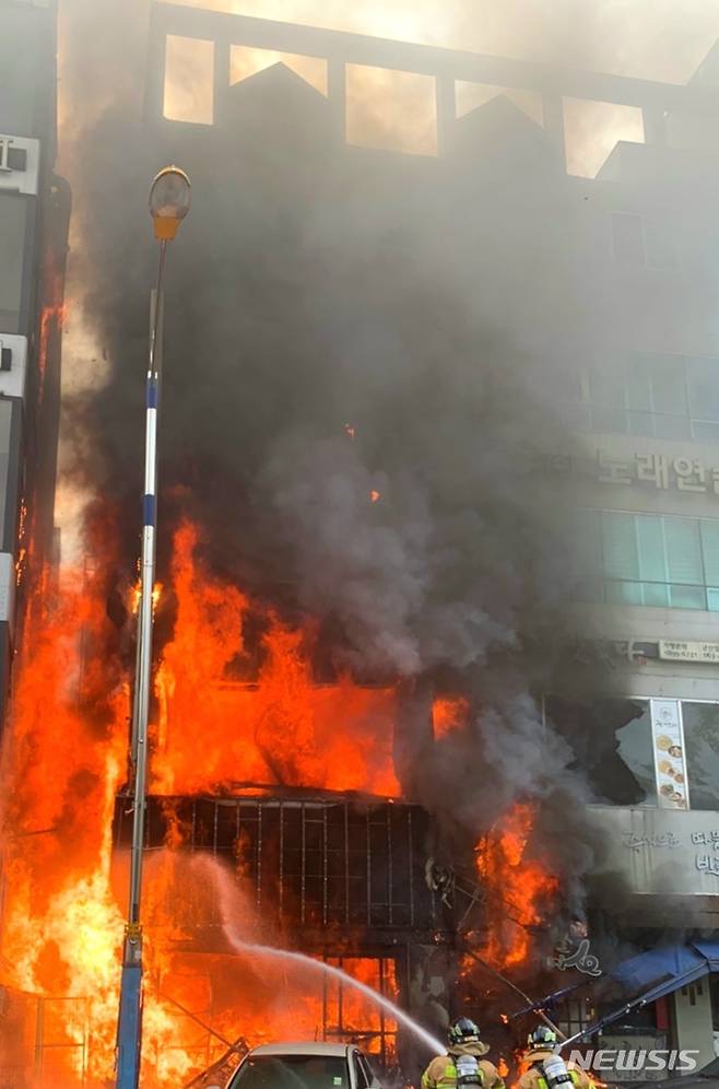 [군산=뉴시스]윤난슬 기자 = 4일 오후 3시 34분께 전북 군산시 수송동의 한 5층 상가 건물에서 불이 나 1시간여 만에 진화됐다.2022.07.04.(사진=전북소방 제공)