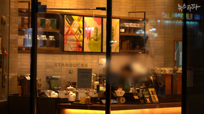 늦은 밤, 매장 마감 근무조로 편성돼 일하고 있는 스타벅스 매장 직원. 한 현 스타벅스 매장 직원은 "매장에 사람이 부족할 경우엔 전날 마감 조로 일했어도 다음 날 오픈 조로 근무표에 편성될 수 있다. 그러면 밤에 퇴근했어도 아침 6시 반까지 출근해야 한다"고 말했다.&nbsp;