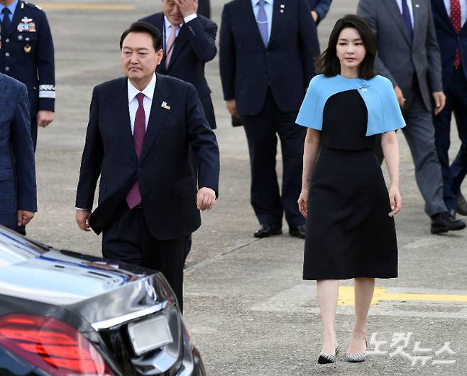 윤석열 대통령과 김건희 여사가 스페인 마드리드에서 열린 북대서양조약기구(NATO·나토) 정상회의 3박5일 간 일정을 마치고 1일 오전 경기 성남 서울공항을 통해 귀국하고 있다. 황진환 기자