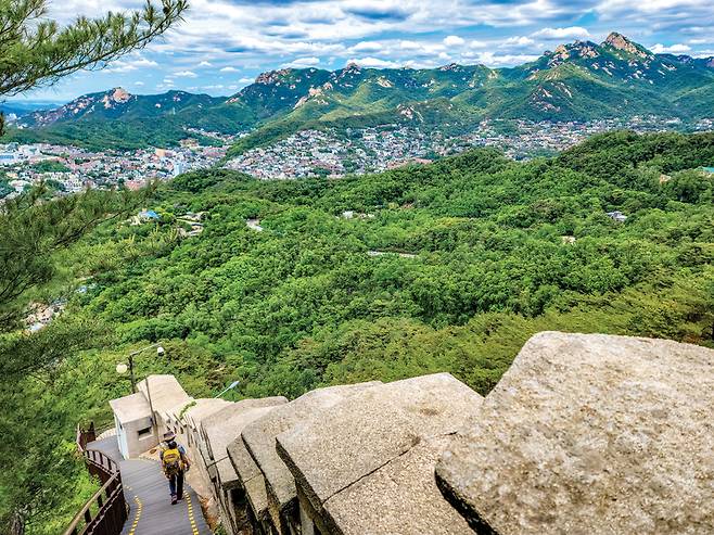 창의문 하산길. 가파른 성곽길 너머로 평창동을 감싼 북한산의 장엄한 산줄기가 펼쳐진다. 족두리봉에서 향로봉, 비봉, 사모바위, 승가봉, 보현봉까지 기세가 거침없다.