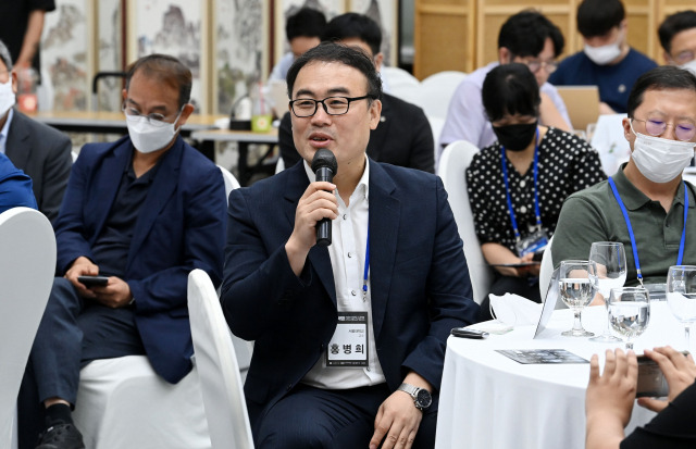 홍병희 서울대 화학부 교수가 30일 서울대 엔지니어 하우스 대강당에서 열린 ‘대학혁명 토크콘서트’에서 대학혁신을 강조하고 있다.