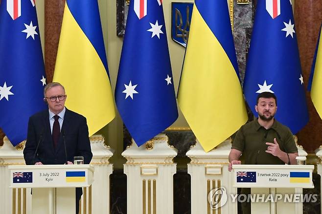 공동기자회견하는 호주 총리(왼쪽)와 우크라 대통령 (키이우 AFP=연합뉴스) 앤서니 앨버니지 호주 총리와 볼로디미르 젤렌스키 우크라이나 대통령이 3일(현지시간) 키이우에서 공동 기자회견하고 있다. 2022.7.4 photo@yna.co.kr