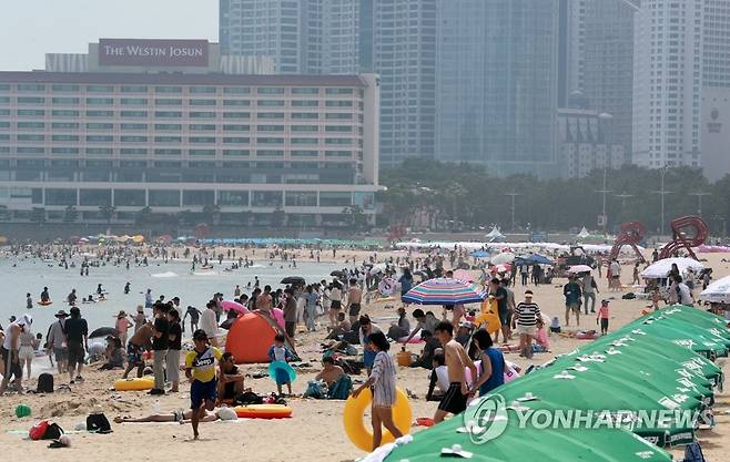 이른 폭염…붐비는 해운대 [연합뉴스 자료 사진]