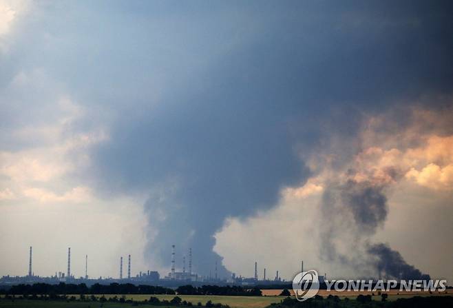 리시찬스크 외곽 정유시설서 솟구치는 연기 [AFP 연합뉴스자료사진. 재판매 및 DB 금지]