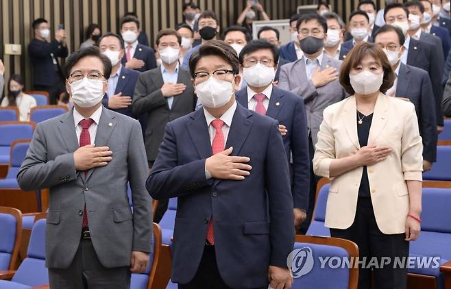 국민의례하는 권성동 원내대표와 의원들 (서울=연합뉴스) 하사헌 기자 = 국민의힘 권성동 원내대표와 의원들이 4일 오전 서울 여의도 국회에서 열린 긴급의원총회에서 국민의례를 하고 있다. 2022.7.4 [국회사진기자단] toadboy@yna.co.kr