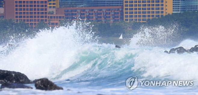 서귀포 해안에 몰려오는 너울 (서귀포=연합뉴스) 박지호 기자 = 제4호 태풍 에어리가 제주도 남쪽 먼 해상에서 일본을 향해 북상하면서 4일 오후 제주 서귀포시 중문 앞바다에 너울이 치고 있다. 2022.7.4 jihopark@yna.co.kr