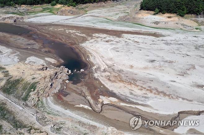 지난 5월 31일 경북 청도군 운문댐 일부 지역의 바닥이 드러나 있다. [연합뉴스 자료사진]