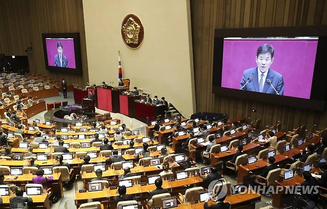 김진표 의장 당선 인사 (서울=연합뉴스) 이정훈 기자 = 4일 오후 국회에서 열린 본회의에서 하반기 국회의장으로 선출된 더불어민주당 김진표 의원이 당선 인사를 하고 있다. 2022.7.4 [국회사진기자단] uwg806@yna.co.kr