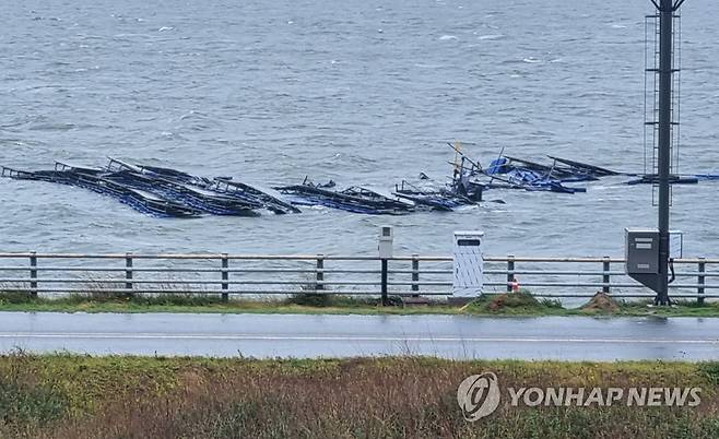 새만금 수상태양광 구조물 파손 (군산=연합뉴스) 새만금 수상태양광 실증시설 구조물 중 일부가 파도와 바람에 파손된 채 방치돼 있다.
    지난달 말 사진을 촬영한 주민은 4일 취재진과 통화에서 "기상 상황이 그렇게 열악하지 않았는데도 구조물이 쉽게 파손된 것은 문제가 있다"고 지적했다. 2022.7.4 [독자 제공. 재판매 및 DB금지] jaya@yna.co.kr