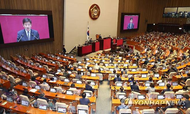 당선인사하는 김진표 신임 국회의장 (서울=연합뉴스) 백승렬 기자 = 김진표 신임 국회의장이 4일 오후 서울 여의도 국회에서 열린 제398회 국회(임시회) 제1차 본회의에서 당선인사를 하고 있다. 2022.7.4 [국회사진기자단] srbaek@yna.co.kr