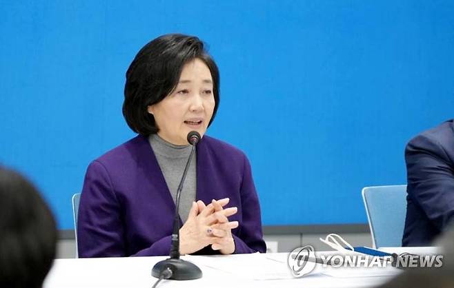 발언하는 박영선 (광주=연합뉴스) 더불어민주당 이재명 대선 후보 선대위 디지털혁신대전환위원회 박영선 위원장이 10일 민주당 광주시당에서 중소상인과 간담회를 하고 있다. [디지털혁신대전환위 제공. 재판매 및 DB 금지] 2022.2.10 cbebop@yna.co.kr