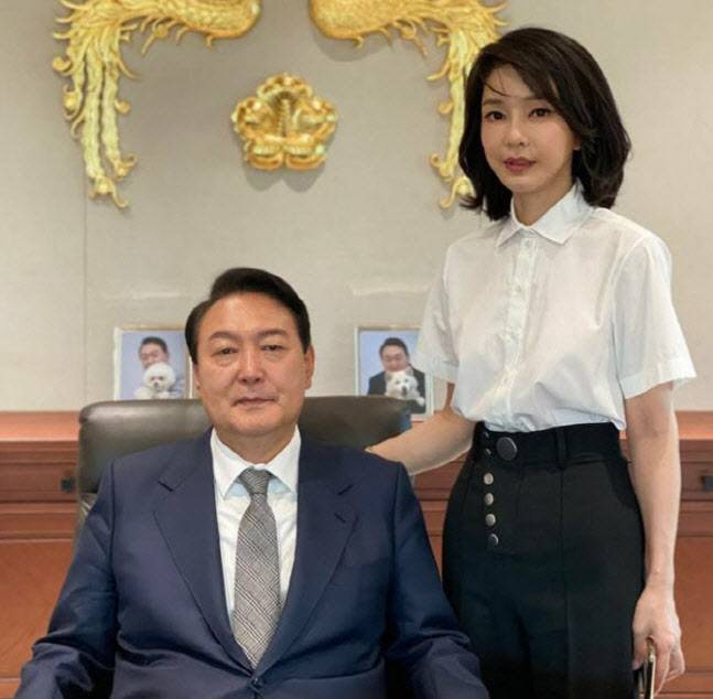 윤석열 대통령과 배우자 김건희 여사가 대통령실 집무실에서 촬영한 사진.(사진=대통령실 제공, 연합뉴스)